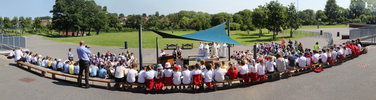 SMCA_Chaplaincy's tweet image. Today we welcomed 350 very special visitors from our local primaries to celebrate Mass outside in our school grounds. It was a wonderful (and rather warm) celebration for all who have most recently made their first holy communion! #eucharist #firstholycommunion