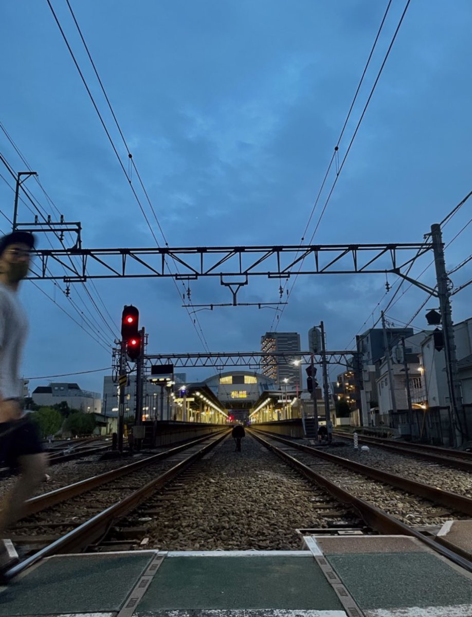 RintaroWatanabe's tweet photo. 今日の夕方に東長崎駅の踏切での日暮れの風景が良いので撮っていたら、地元の友人が通りかかり「いつも日暮れの写真を撮ってアップしているけど中々好きな感じだから教えてよ」と言うのでローアングルの撮り方を教えていたら、こちらが入り込んだ画像(笑
#selfie
or #notselfie taken by #localfriend https://t.co/PxpaJ2rFIF