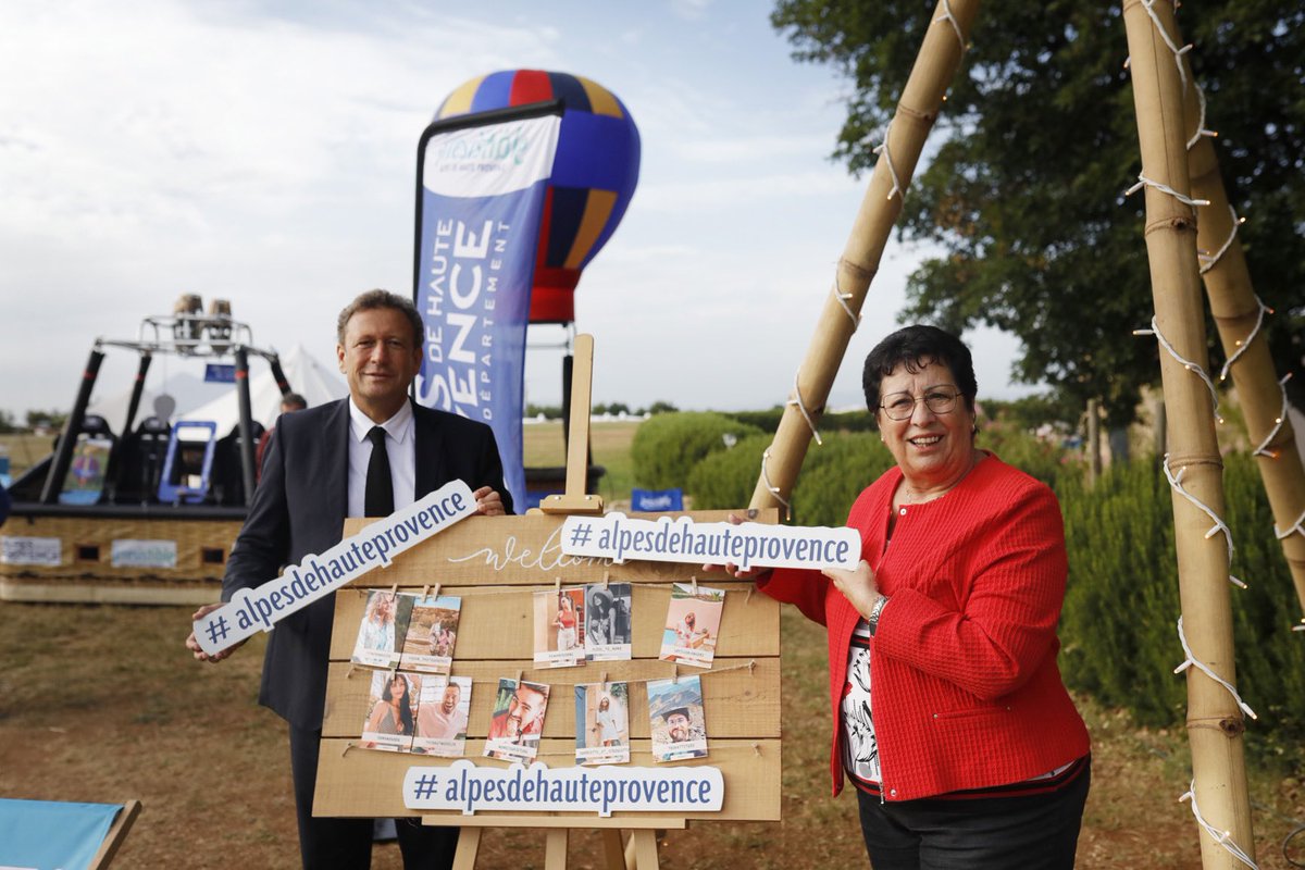 Une expérience hors du temps et inédite ce matin sur le plateau de #Valensole avec une montgolfiade de 6 ballons au-dessus des lavandes pour lancer la saison d’été, avec mon ami <a href="/FdeCanson/">François de Canson</a> VP de <a href="/MaRegionSud/">Région Sud</a> et président du <a href="/CRT_RegionSud/">CRT Provence Alpes Côte d'Azur</a>, la <a href="/Prefet04/">Préfet des Alpes-de-Haute-Provence</a> et <a href="/AlpesProvence04/">Alpes de Haute Provence</a>