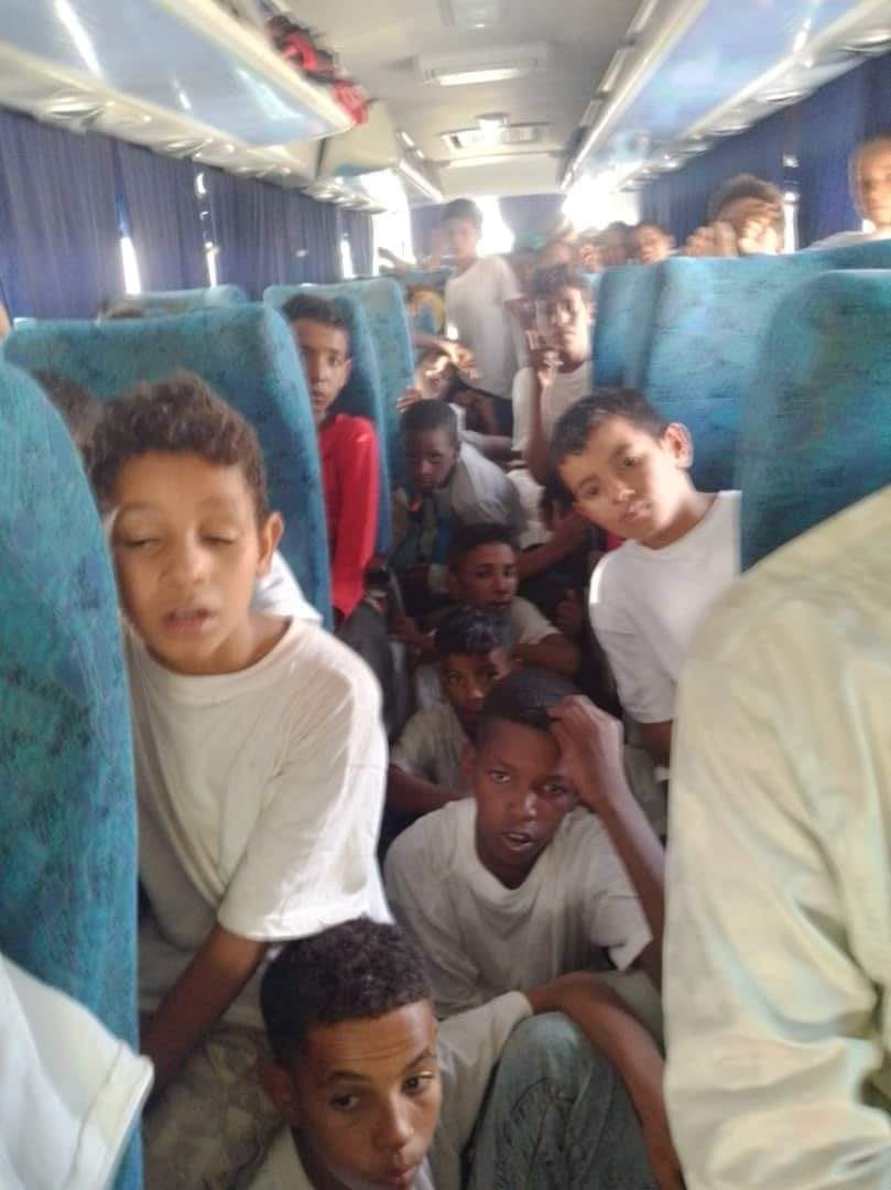 epsilonov71's tweet photo. Live🇩🇿
23 juin
Honte à vous responsables
Le voyage de l’extrême souffrance:
C'est ainsi que les enfants de In Guezzam à l’extrême sud sont transportés vers les camps d'été à Alger:
Plus de 100 enfants dans un bus, après que l'autre bus est tombé en panne
La distance est  2000 Km https://t.co/vd2aoGVZym