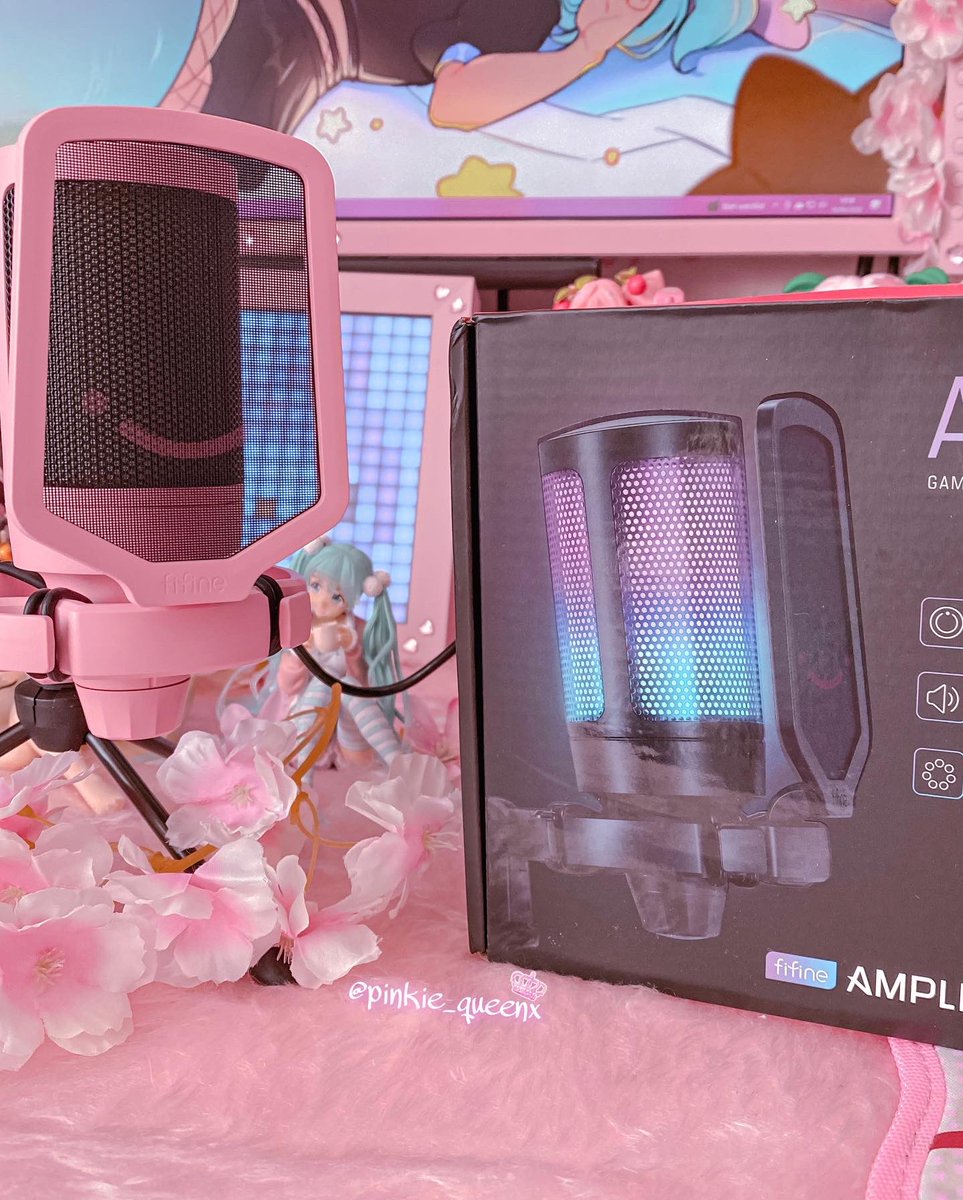 pinkie_queenx's tweet photo. 🎙New pink A6V mic from @FIFINEMIC is amazing!
That little smiley face is just tooooo cute! 🥰
And it has RGB! 🙌🏻🙌🏻
And most importantly……..it’s pink! 🙌🏻🙌🏻👑🌸
#fifine #fifinetechnology #fifinemicrophone #pinkmicrophone #pinkgaming #pinksetup #gamingsetup #kawaiisetup #kawaii https://t.co/S06xbJhJ13