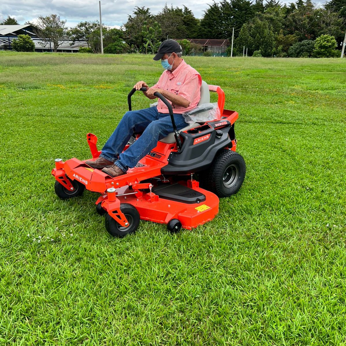 segaexport's tweet photo. Más @ariens giro ceros entregados = más clientes satisfechos! Gracias @quimicasunidas por sus esfuerzos💪! #ariens #ariensmowers #tractorgirocero #girocero #cortacesped #ariensikonxd #ariensedge #puravida #costarica https://t.co/YrauG1nmmb
