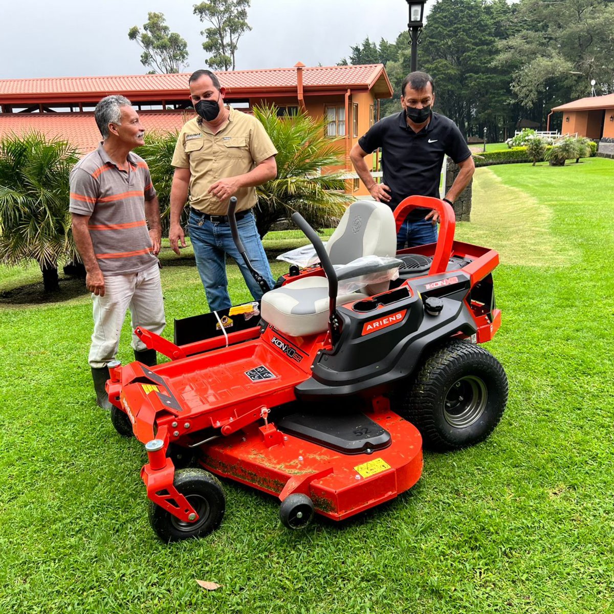 segaexport's tweet photo. Más @ariens giro ceros entregados = más clientes satisfechos! Gracias @quimicasunidas por sus esfuerzos💪! #ariens #ariensmowers #tractorgirocero #girocero #cortacesped #ariensikonxd #ariensedge #puravida #costarica https://t.co/YrauG1nmmb