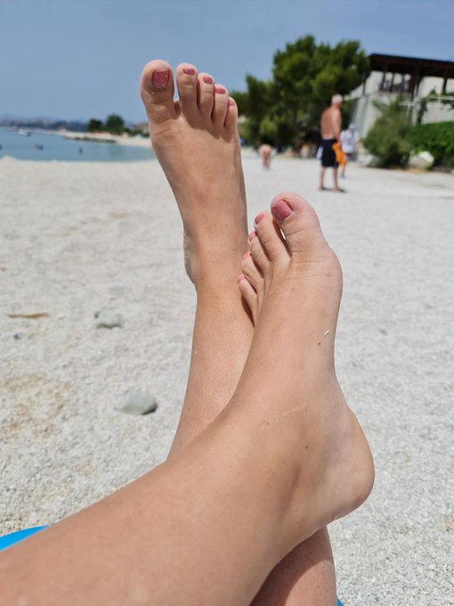 How about massaging my feet? https://t.co/4cfqNuaCfu<a href="/tag/curvy"class="tags"><span>#curvy</span></a><a href="/tag/pregnant"class="tags"><span>#pregnant</span></a><a href="/tag/cooking"class="tags"><span>#cooking</span></a><a href="/tag/tease"class="tags"><span>#tease</span></a>