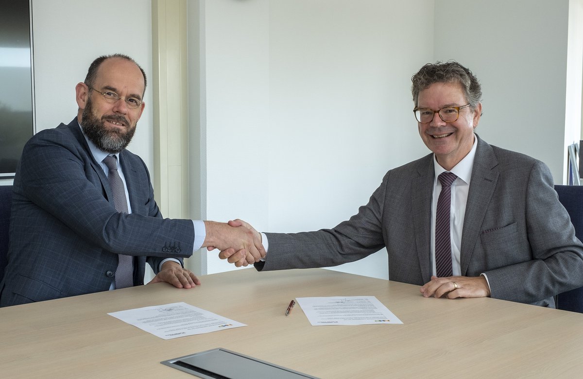 HANnl's tweet photo. Vandaag hebben @robverhofstad, voorzitter College van Bestuur van de HAN en Jean Schreurs, directeur van @NXP, Semiconductors Nederland, hun handtekening gezet onder een document dat nauwere samenwerking tussen de organisaties moet gaan vormgeven. #HANnl #OpenUpNewHorizons https://t.co/ncVc7jIStL