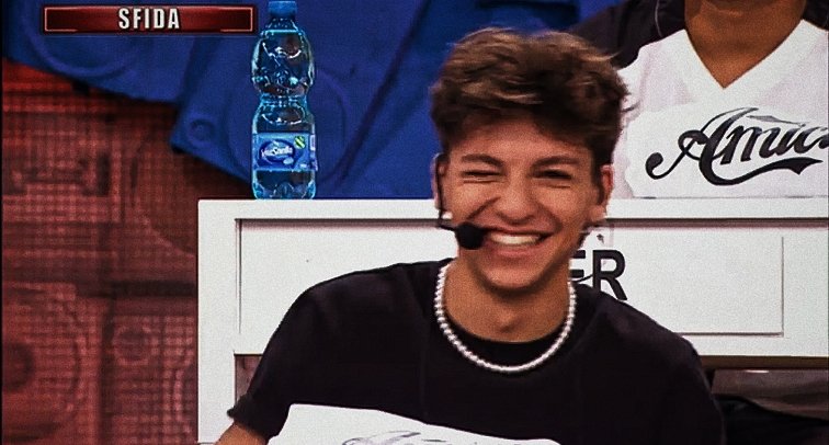 this_isme_22's tweet photo. E comunque dopo una settimana Luigi la guardava già così: 
#Amici21 #caroligi https://t.co/aJ0hIPUeKw