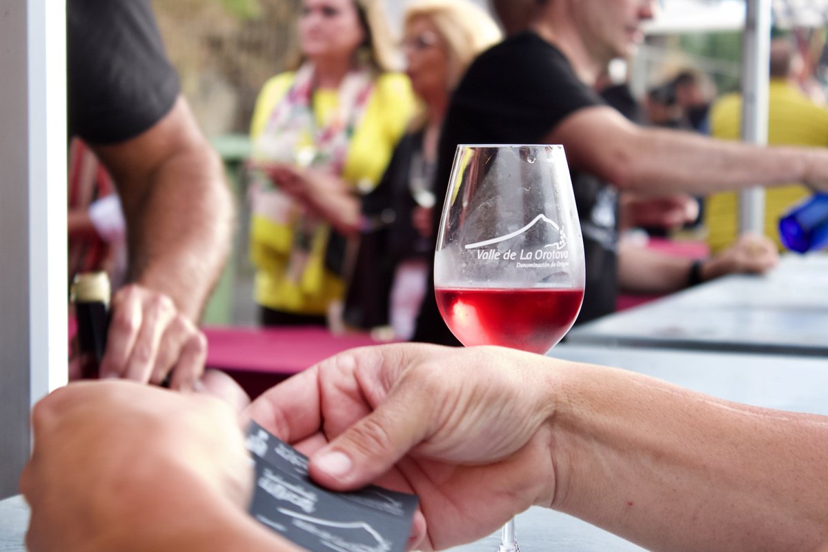 Tafuriaste's tweet photo. Ayer asistimos a la Presentación de la Cosecha de 2021 en La Orotava, donde se pudo catar nuestros vinos 🍷

Esperamos que hayan disfrutado de nuestros vinos y de la velada tanto como nosotros. ¡Salud! ✨👏

#Cosecha2021 #vino #cata #CordonTrenzado #LaOrotava
#VinosValleOrotava https://t.co/i2fOkTaub9