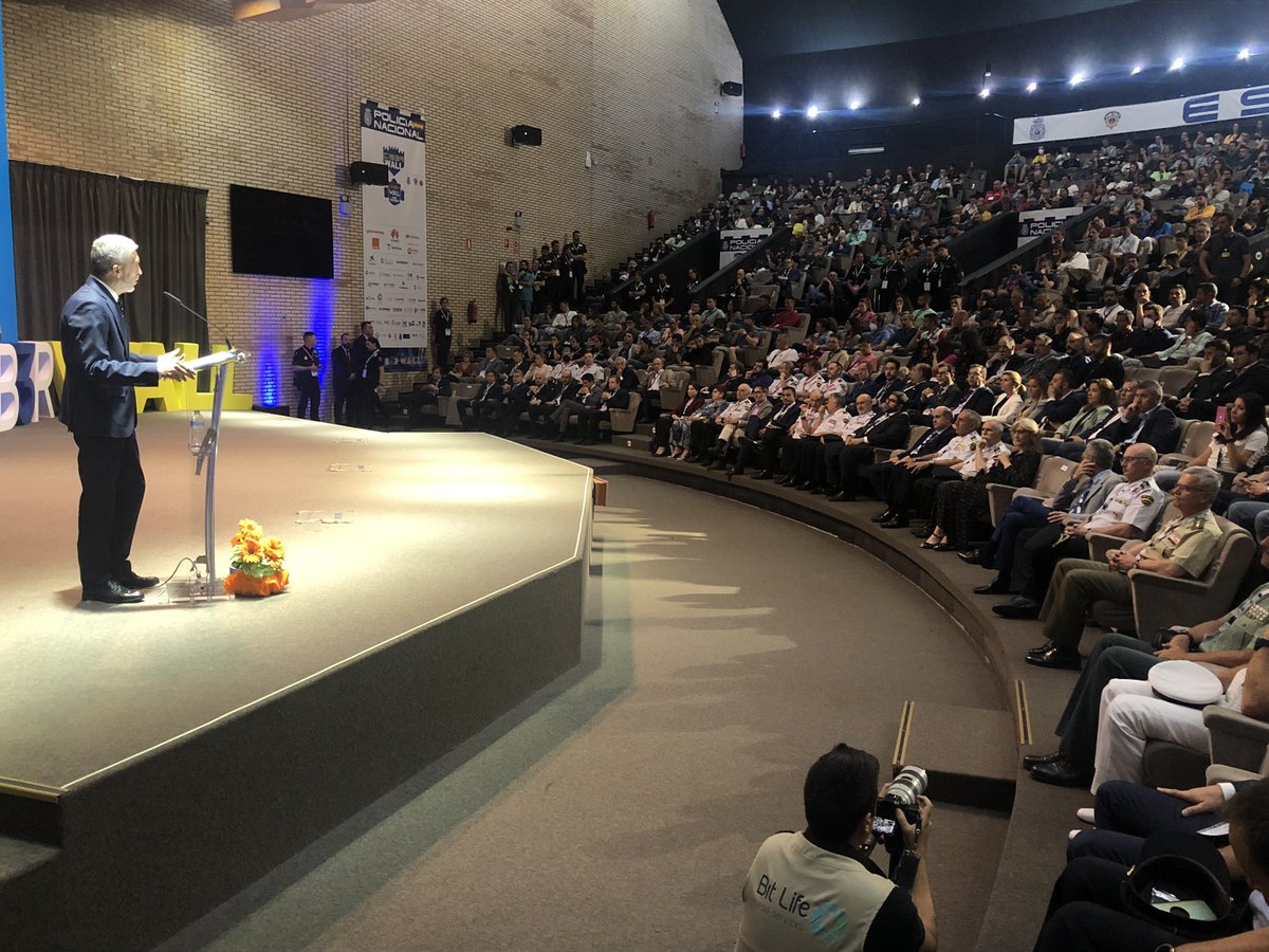 interiorgob's tweet image. 💻Grande-Marlaska clausura la segunda edición de #C1b3rWall2022, el Congreso de @policia sobre #Ciberseguridad que ha reunido en la @PoliciaEscuela  de #Ávila a más de 5.000 personas 👮
