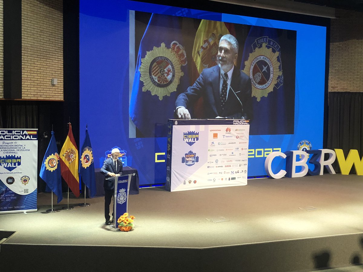 interiorgob's tweet image. 💻Grande-Marlaska clausura la segunda edición de #C1b3rWall2022, el Congreso de @policia sobre #Ciberseguridad que ha reunido en la @PoliciaEscuela  de #Ávila a más de 5.000 personas 👮