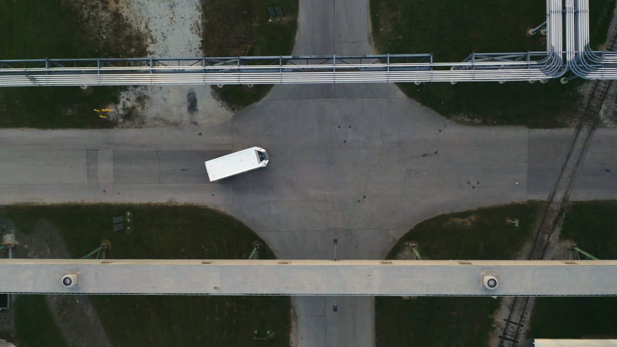 einrideofficial's tweet photo. A historic step forward: Einride has secured @NHTSAgov approval to operate its autonomous and electric Einride Pod on US public roads.

Read about what the industry-first approval from NHTSA will mean for US road freight: https://t.co/pxkRk50PAi https://t.co/nPkS4egZ8k