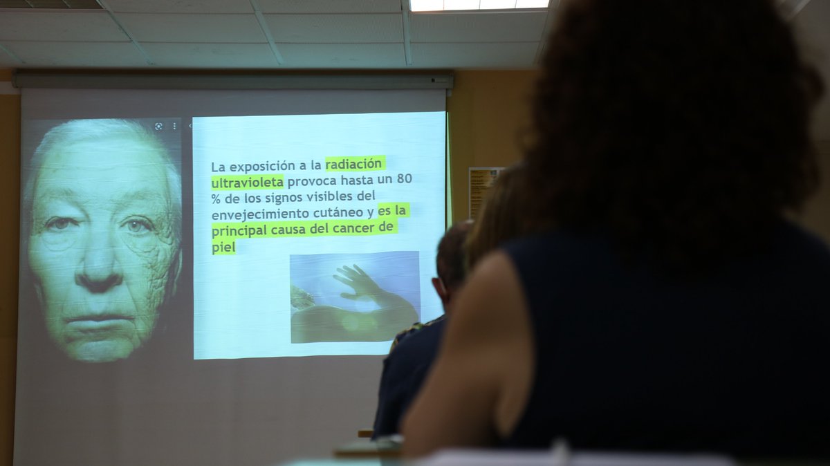 HospitalUVRocio's tweet photo. 🌞🧴Nuestros dermatólogos imparten una charla para pacientes con psoriasis, dermatitis atópica y trasplantados sobre la prevención del #cáncerdepiel. ✅El objetivo es concienciar de la importancia de la protección solar y 🔎la detección precoz de esta enfermedad.
#DermaHUVR https://t.co/mtpGdM6g4V