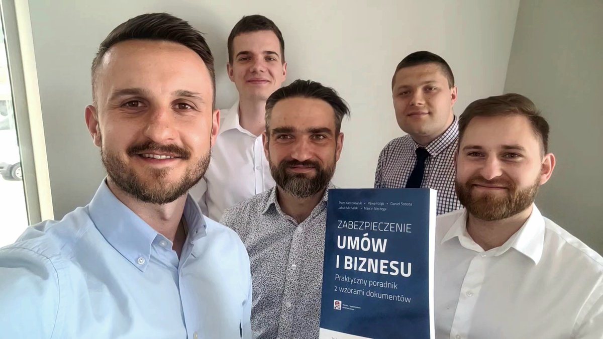 PKantorowski's tweet photo. Otóż taka oto nowa książka napisana przez ekipę ze zdjęcia 😁

"Zabezpieczenie umów i biznesu. Praktyczny poradnik z wzorami dokumentów" możesz kupić już teraz ➡️ https://t.co/HzkOYawx14, a z kodem 1466e zrobisz to nawet 15% taniej, chyba że akurat jest lepsza promocja 😄 https://t.co/vJthby5ShL