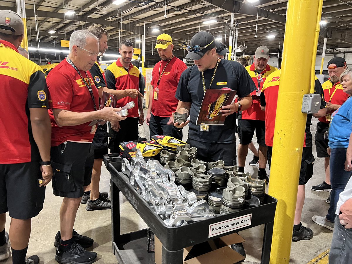TeamKalitta's tweet image. Good morning from our local @DHLUS station here in Detroit!

@ShawnLangdon333 and @JRTodd373 stopped by for employee appreciation day and spoke about safety on and off the race track. 

#SpeedOfYellow #TeamDHL