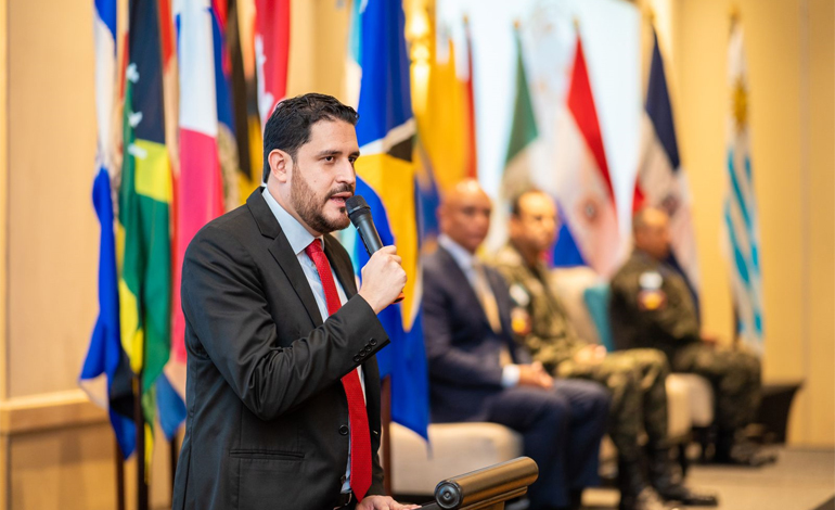 hondunewshnn's tweet image. La Secretaría de Defensa Nacional finalizaron el Seminario de Líderes Superiores 2022

 #ComandoSur #DefensaNacional #FFAA #hondunewshnncom #SecretaríadeDefensa #SeminariodeLíderesSuperiores2022

hondunewshnn.com/concluye-semin…