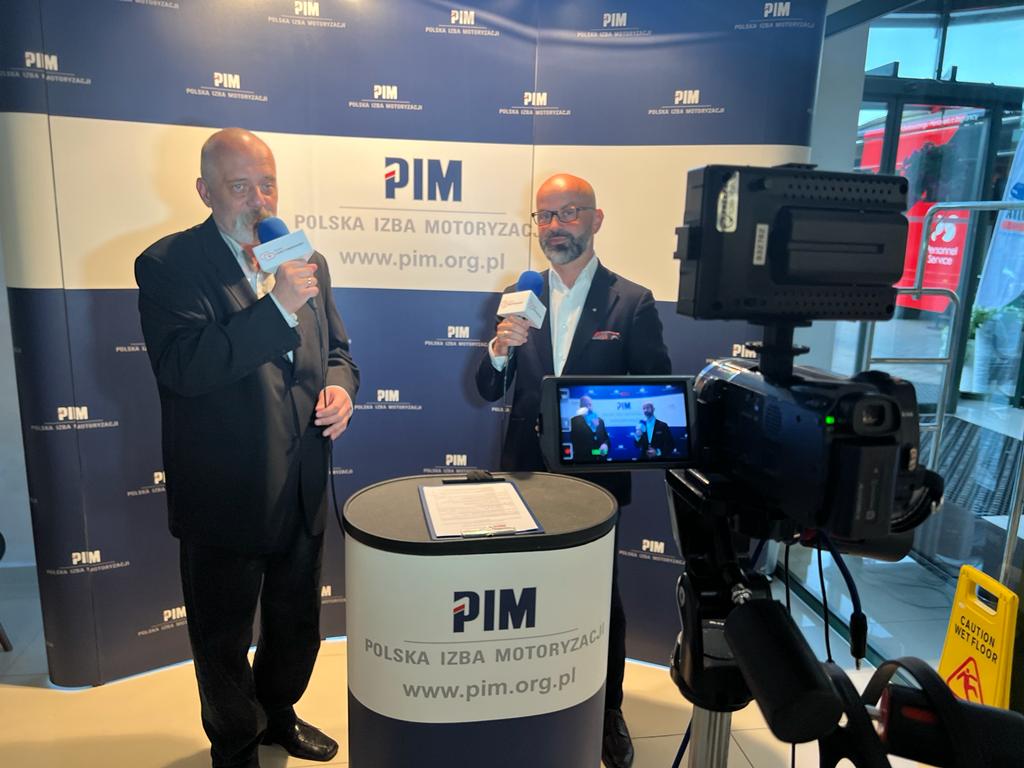 KatowickaSSE's tweet photo. #AutoEvent w #Zawiercie - dzień trzeci. Prezes #KSSE, dr @MichalekJanusz udziela wywiadu dla Polskiej Izby Motoryzacji #PIM.👌
@wwwkigpl @PolskieStowarzyszeni @KlasterSAAM 
#bsiv #fanuc #pajmoncpt
#schoeller #cygnusgdańsk #NGEngineeringGroup #EJOT #geoglobepolska #worldautomotive https://t.co/AxCyWOLozZ