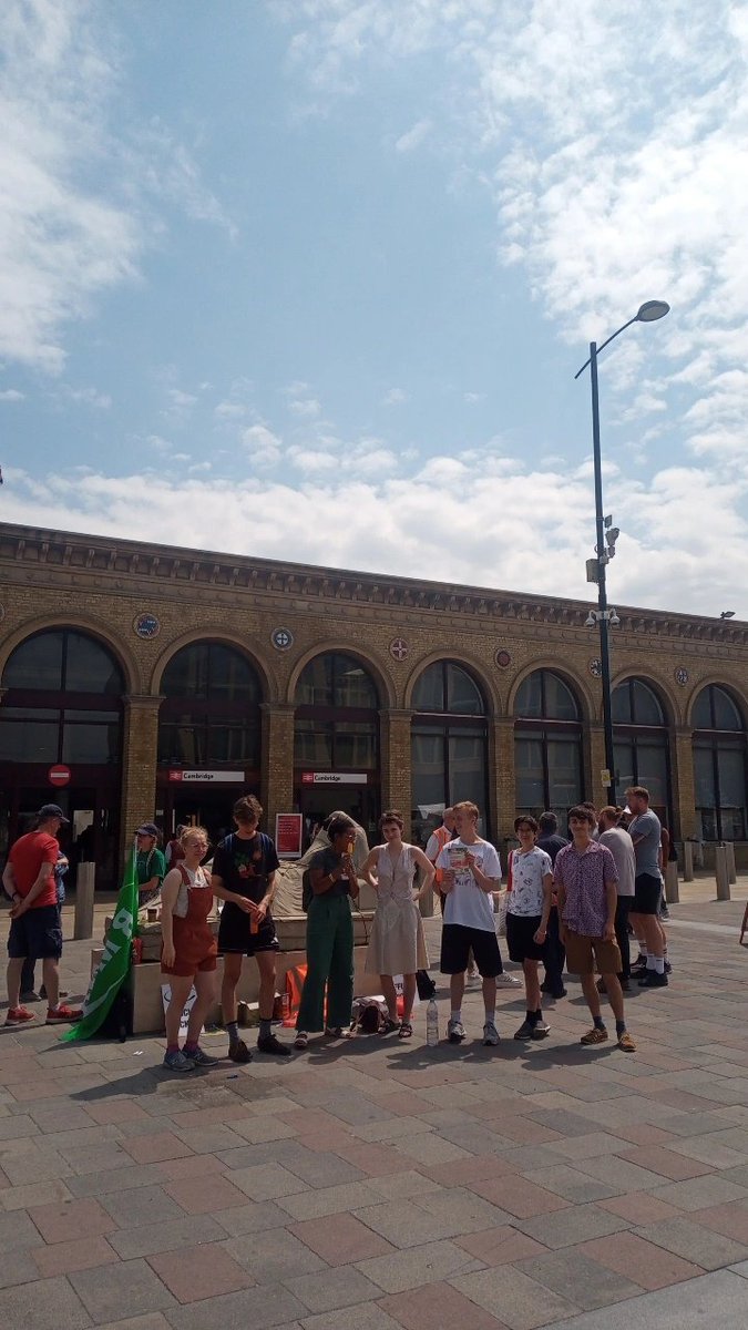 CamDefendEd's tweet image. CDE visits the @RMTunion picket line! Rail workers are on strike against cuts and freezes to workers' pay. Come along to the Cambridge station until 2pm to show your support.

Collective action makes a difference! Solidarity between students &amp;amp; workers forever 💪💪💪