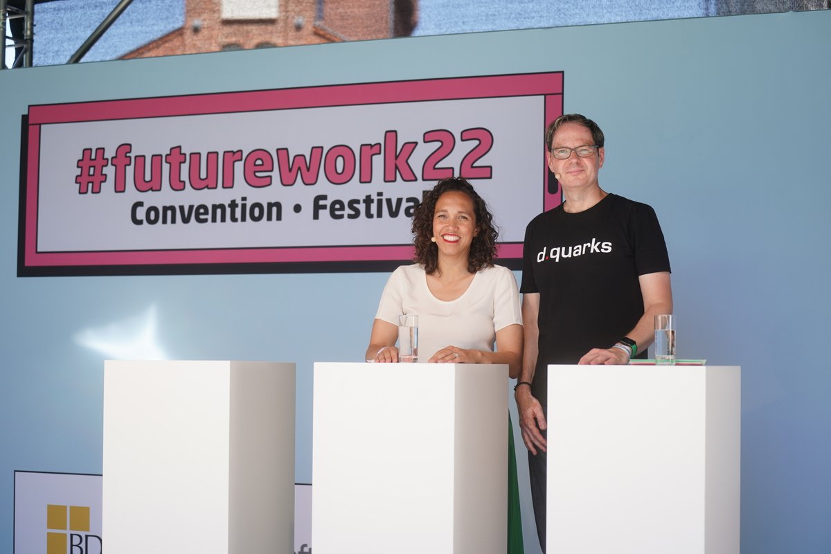 'Für #KMU|s ist die größte Herausforderung, um #KI aufzubauen: #Talente, #Kultur und #Daten|mengen', betont @nicolebuettner im Gespräch mit @pachmajer bei der #futurework22 auf dem #EUREFCampus in #Berlin. #openair 🌞😎🚀🤖