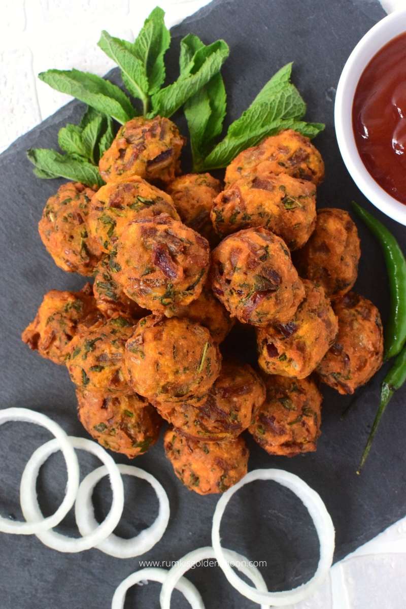 #pudinapakoda aka #mintpakoda is a scrumptious #pakodarecipe. It is a deep fried #fritters prepared with mint leaves, coriander leaves, gram flour &amp; few other ingredients
rumkisgoldenspoon.com/pudina-pakoda/
#homemade #indianfoodbloggers #delicious #vegetarian #vegetarianrecipes #goodfood