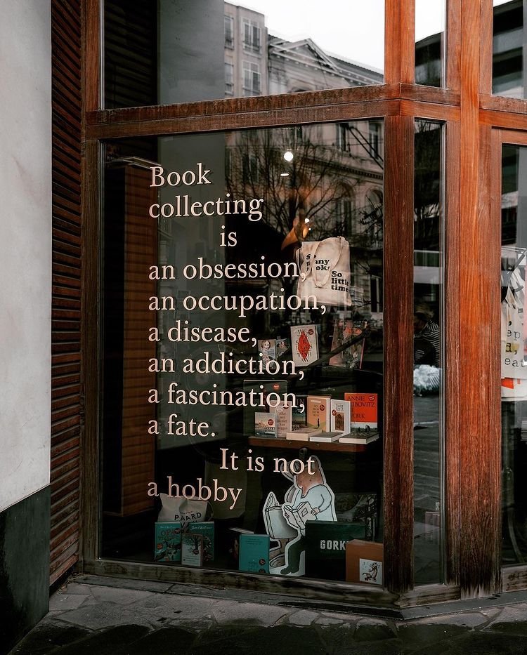 jjmunozrengel's tweet photo. Coleccionar libros es una obsesión, una ocupación, una enfermedad, una adicción, una fascinación, un absurdo, un destino. No un pasatiempo.

[Una cita de Jeanette Winterson en el escaparate de la librería Paard van Troje, en Gante, Bélgica] https://t.co/7BOmPXJGR1