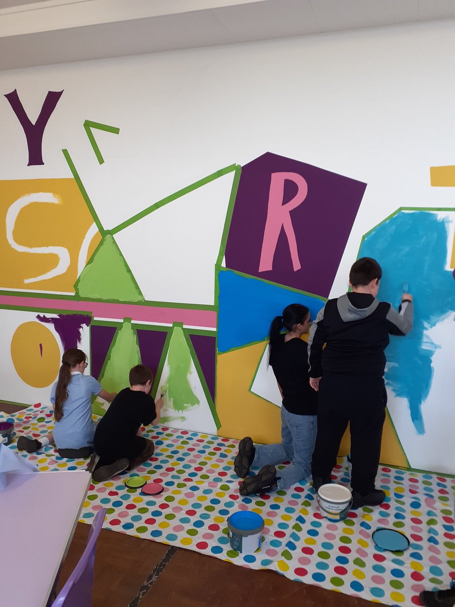 jonny_ysortit's tweet photo. @ysortit @intandemScot our mentees made some real progress painting our big mural last night at group! It's all coming together 🤩😁🖌️🎨 https://t.co/FX2kLpQUYG
