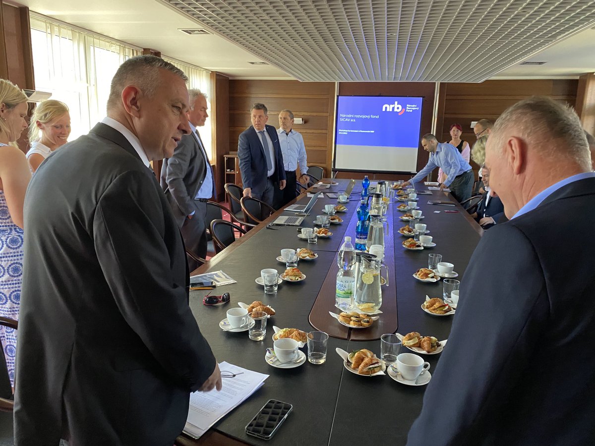 Národní rozvojový fond má sloužit k rozvoji projektů 🇨🇿, banky na to slíbily až 7 miliard. Už rok a půl ale čekáme na první projekt. Fond by přitom mohl pomoci třeba s posílením energetické bezpečnosti. O možnosti zlepšit jeho fungování jsem proto mluvil s představiteli bank.