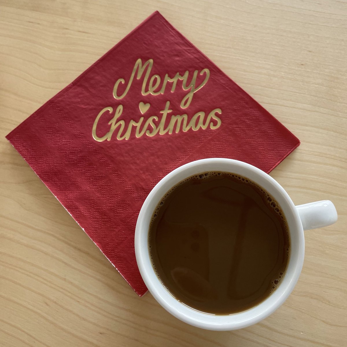 Joku oli tuonut neukkariin servettejä. Joskus sää on ollut jouluna ja juhannuksena lähes sama. Onneksi nyt ei vaikuta siltä. #juhannus