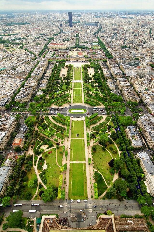 ParisEveil's tweet photo. 🆘 #ChampdeMars 🌿
Qui est assez vieux pour se souvenir que le Champ de Mars a été naguère un jardin offrant une perspective de la Tour Eiffel à l’Ecole militaire ?
Qui est assez jeune pour espérer le revoir un jour remis en état ?
Un petit fil 🧵👇 https://t.co/VMdMy6AwNT