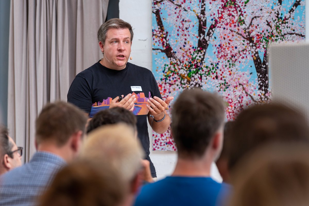 swissICT's tweet photo. Die #LAS22 läuft! Mit über 120 Teilnehmer:innen ist die Konferenz im SMITH and de LUMA ausverkauft.
Um 10.30 ging die 13. Lean, Agile & Scrum Konferenz mit der Keynote von Florian Hettenbach los.
Wir wünschen allen Teilnehmer:innen einen spannenden Tag mit viel Inspiration! https://t.co/bp7r36kieB