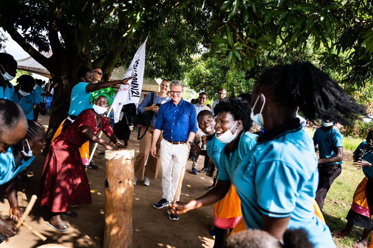 udviklingsmin's tweet image. Har netop besøgt Uganda. Landet huser over 1,5 mio. flygtninge, primært fra nabolandene Sydsudan og DR Congo. Dermed løfter Uganda et meget stort ansvar i sit eget nærområde -en opgave, vi fra dansk side understøtter, senest med over 50 mio. kr. gennem @refugees #dkpol #dkaid