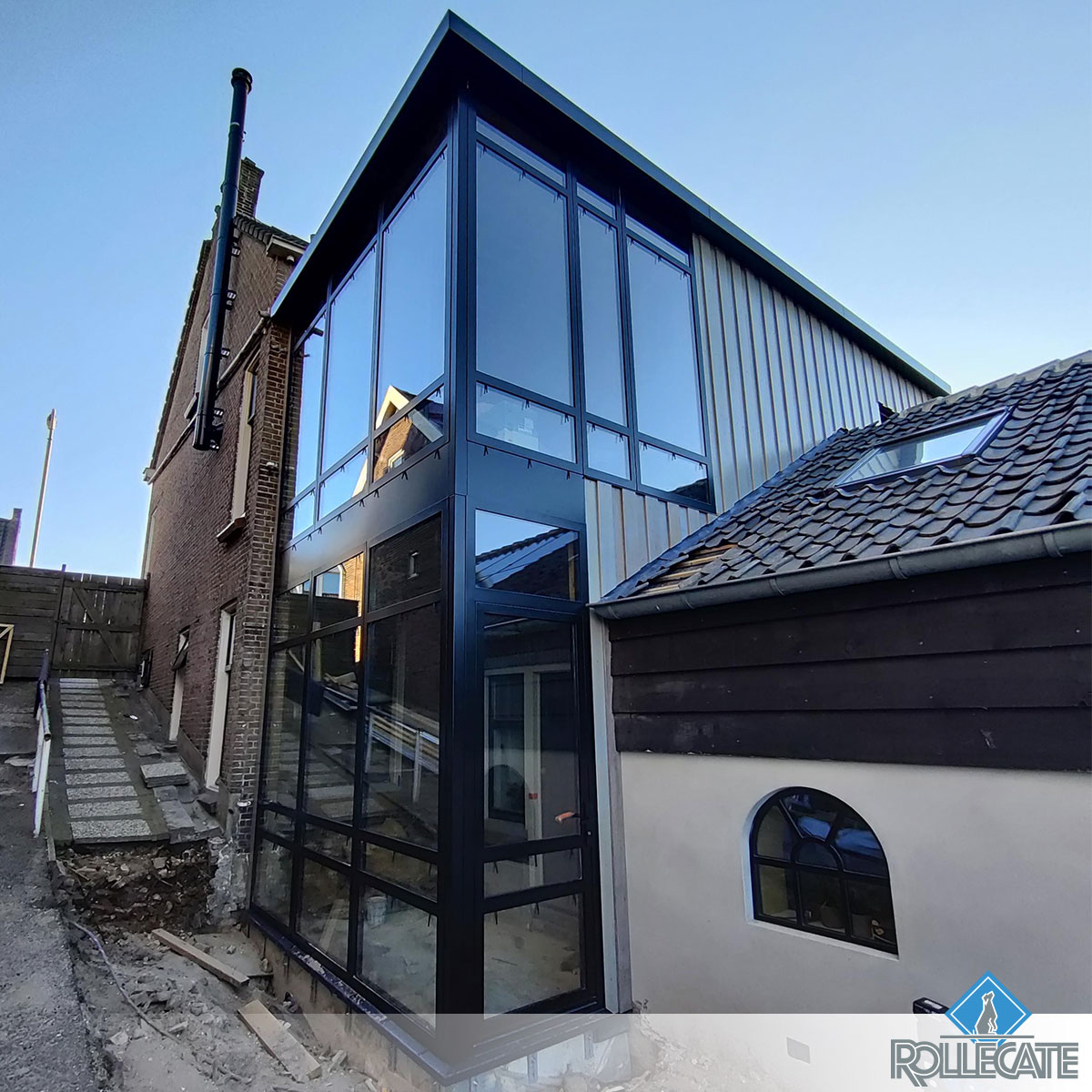 𝙎𝙩𝙖𝙖𝙡 𝙥𝙧𝙤𝙟𝙚𝙘𝙩 𝙞𝙣 𝙪𝙞𝙩𝙫𝙤𝙚𝙧𝙞𝙣𝙜!

We zijn volop bezig met de montage van de stalen buitenpuien voor deze prachtige woning. 👌
 
Rollecate, als het om stalen gevels gaat!
 
#staalishetmateriaal #rollecate #stalenkozijnen