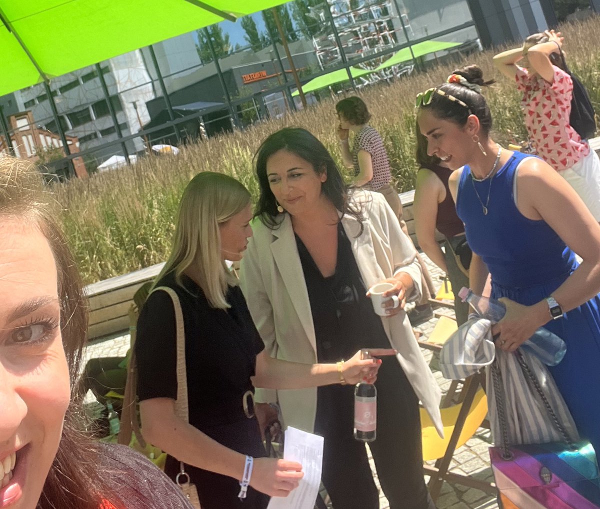 Gleich darf ich mit diesen wunderbaren Frauen auf der Outdoor-Stage beim <a href="/germandream_de/">#GermanDream</a> Panel auf der #FutureWork22 diskutieren 😍

futurework.online/live/