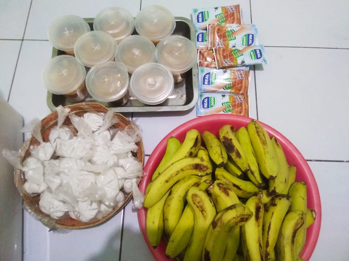 mafaazarohmah's tweet photo. @dayatia Posyandu di RW ku. Timbang BB, ukur TB, ukur lingkar kepala, dapat PMT. GRAATISSS. Tidak ada lagi ngisi kas. Diumumkan lewat speaker2 musala https://t.co/JVPwknnlWH