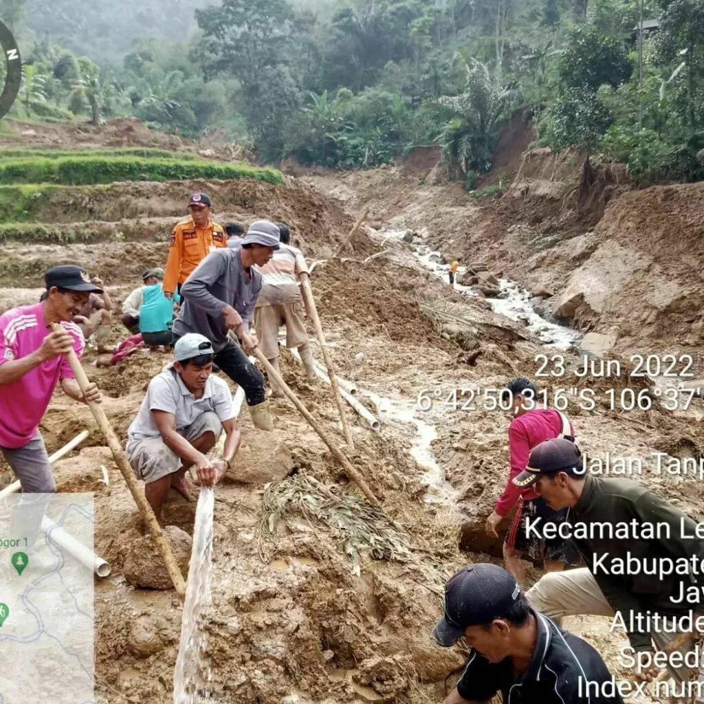 PusdalopsKab's tweet photo. Pada hari Kamis, 23 Juni 2022, TIM TRC BPBD Kabupaten Bogor melakukan Assesment  Bencana Alam Tanah Longsor dan Banjir yang terjadi hari Senin, 20 Juni 2022  Pukul 19.00 WIB, yang berlokasi 
- Kp. Pondok gomong 01,02/017 
- Kp. Cimanggu Rw 13 
- Kp. Banara Jaya Rw. 09
- Kp. … https://t.co/see7qKfUDv