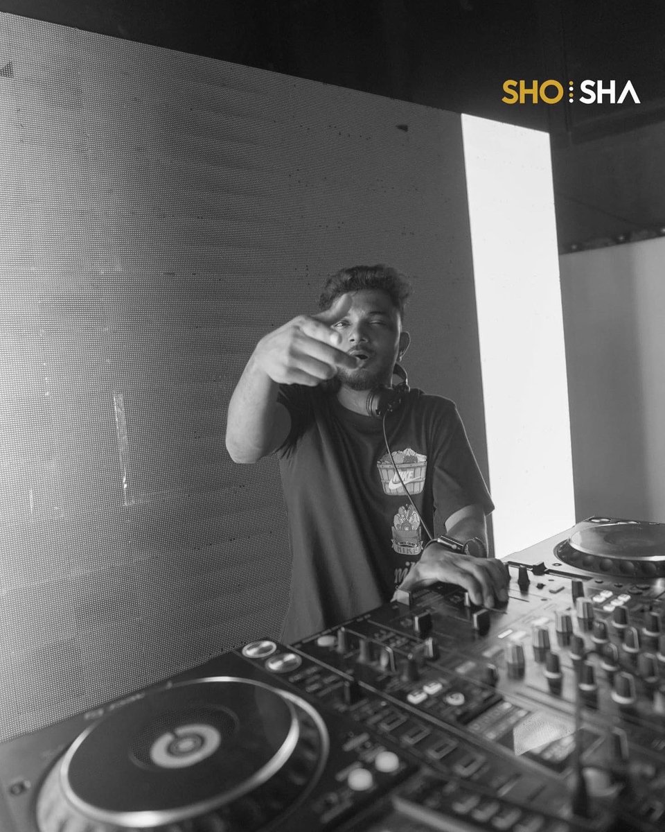 djsahilnrg's tweet photo. Always Fun Playing @shosha_indore ❤️
#djsahilnrg #shosha #indore #indorenightlife #partylife #dj #musiclover https://t.co/tmqu0g08BX