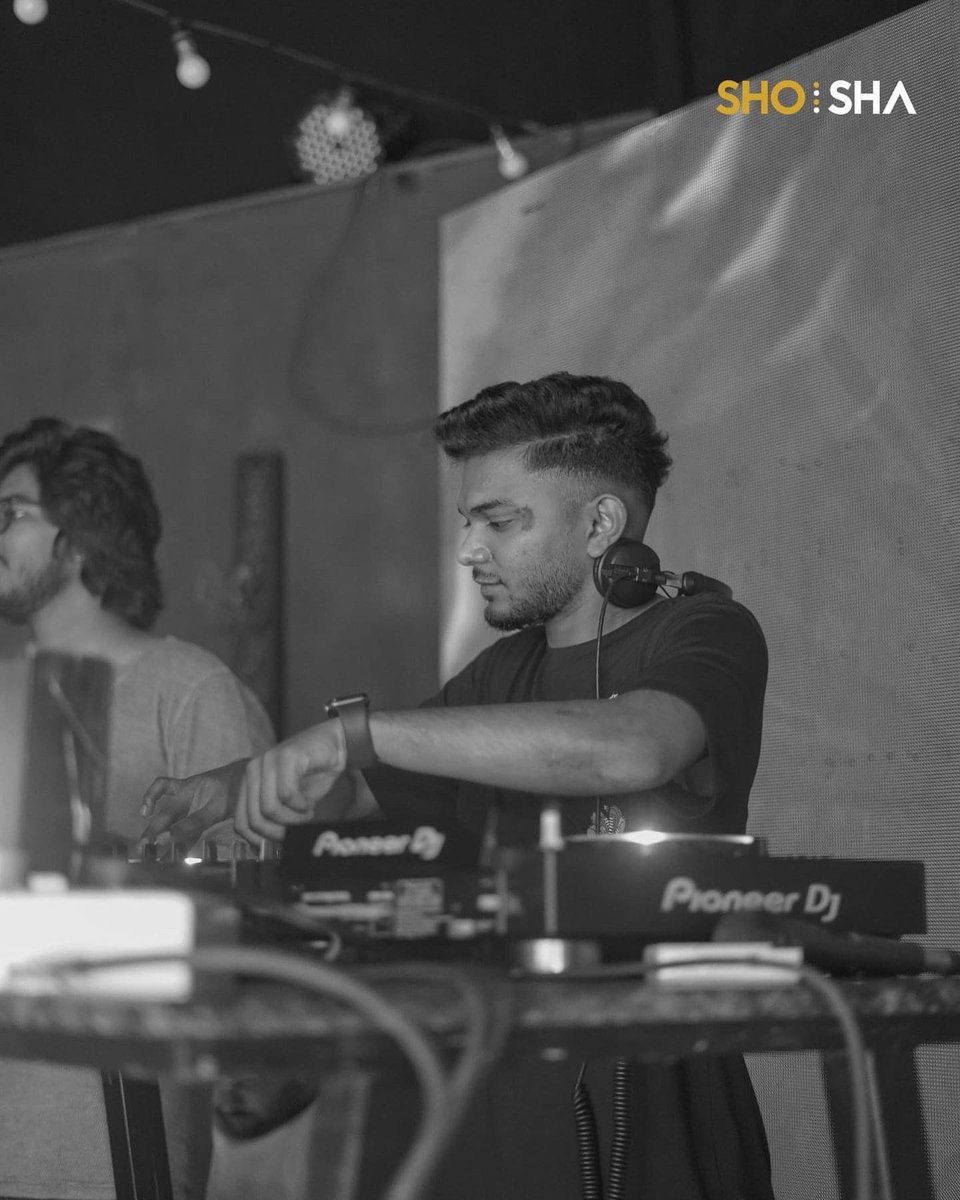 djsahilnrg's tweet photo. Always Fun Playing @shosha_indore ❤️
#djsahilnrg #shosha #indore #indorenightlife #partylife #dj #musiclover https://t.co/tmqu0g08BX