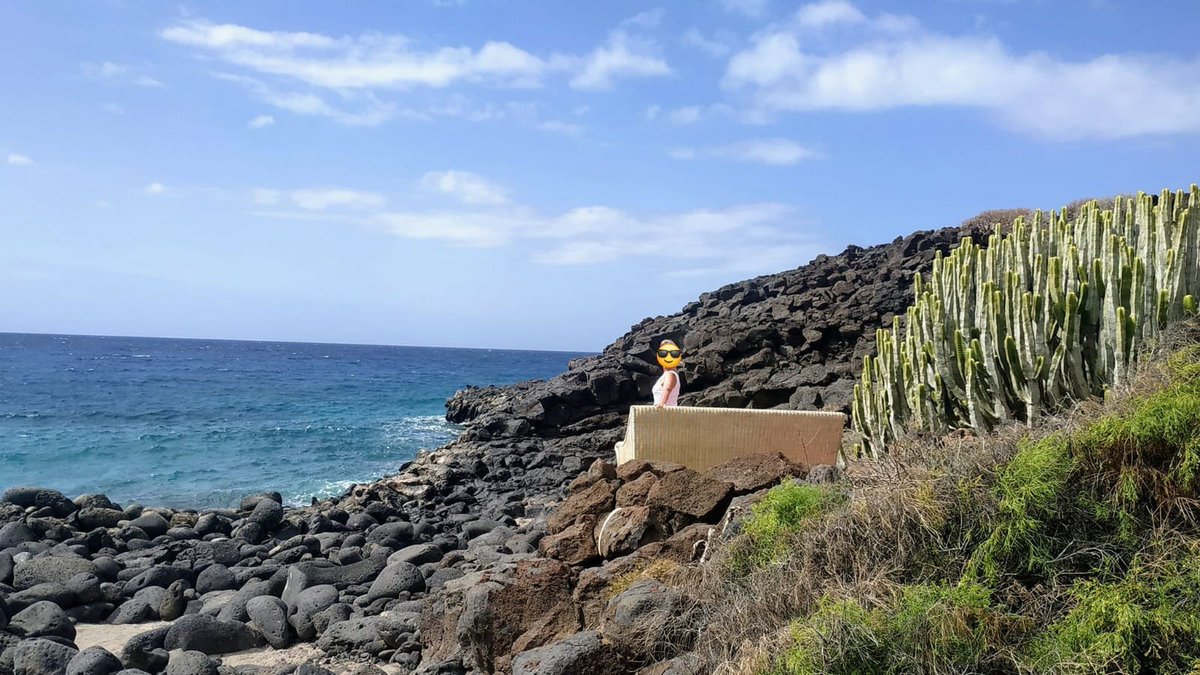 Una turista de paseo en la costa entre Las Galletas y la RNE del Malpaís de La Rasca se encontró estos enseres y nos aviso. Estamos buscando la forma de ubicarles y que el Ayuntamiento <a href="/AytoArona/">Ayuntamiento Arona</a> proceda a su retirada. 
#elcardonmejorsinmueble #pasasinhuella #aronacostabonita