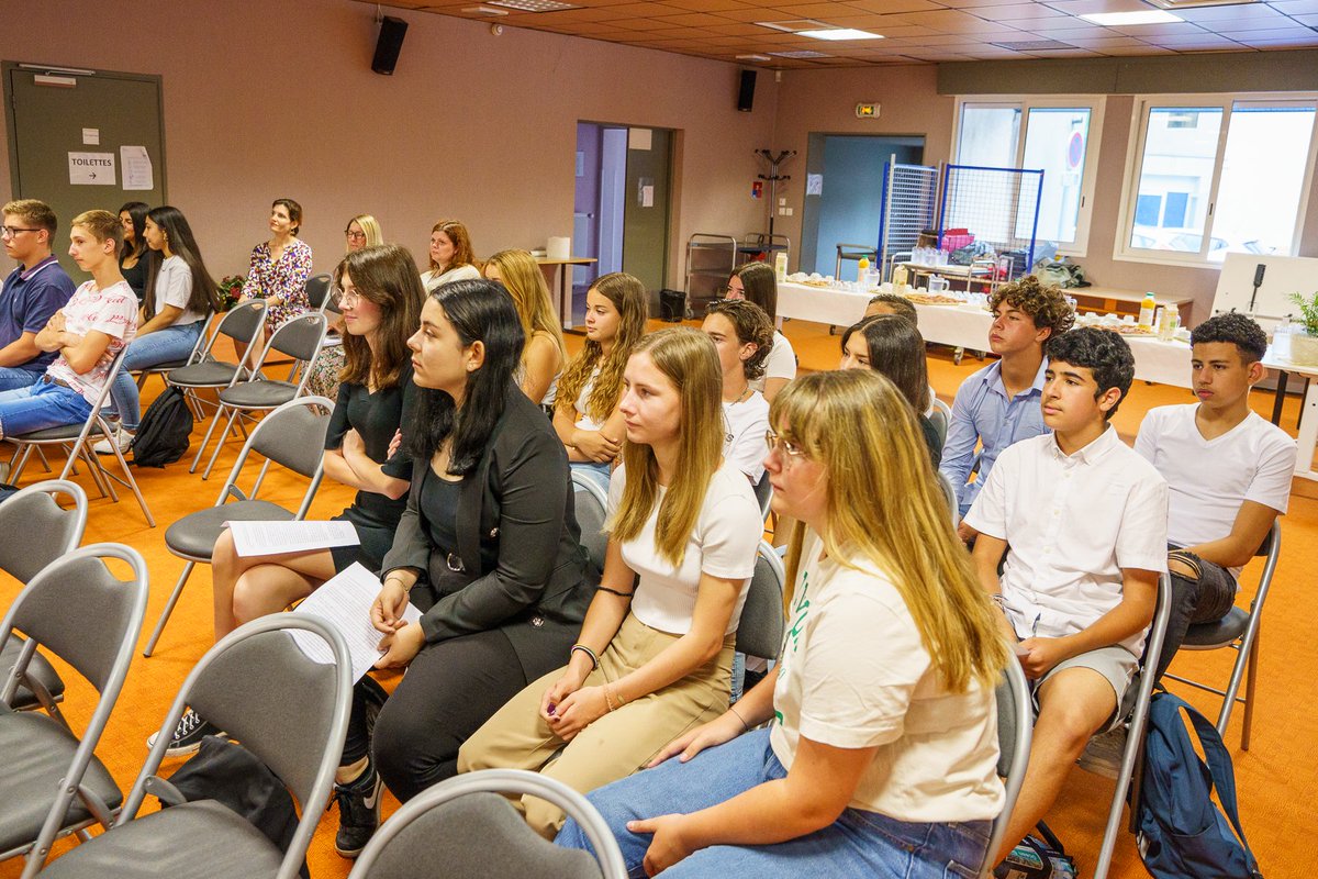 VilleDraguignan's tweet photo. Les élèves de 3e7 du collège Rostand de @VilleDraguignan ont reçu le prix d’excellence au #PrixDuGouverneurDeMarseille ce 23 juin.
Ce prix récompense les jeunes qui s’impliquent dans un projet qui les sensibilise à l’esprit de défense, au lien armée-nation ou au devoir de mémoire https://t.co/GW04iUCgfb