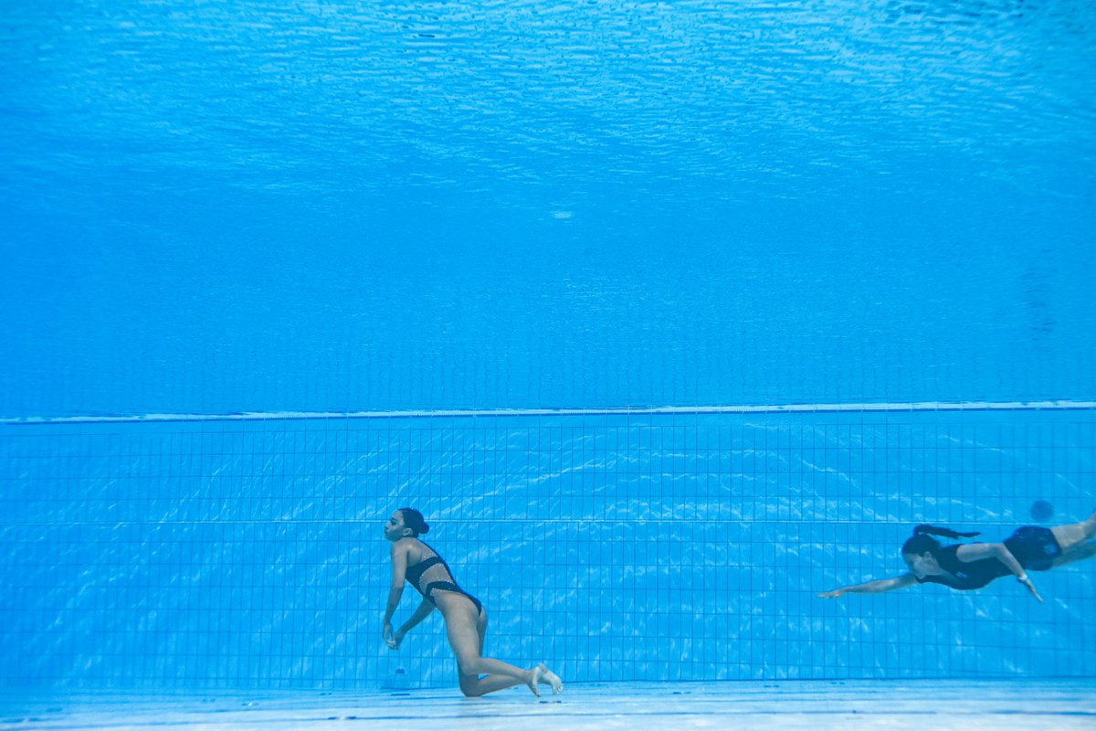 viewsfrance's tweet photo. L’acte héroïque de la coach Andrea Fuentes qui a sauvé sa nageuse artistique Anita Alvarez de la noyade, lors des championnats du monde de natation 2022 📸 https://t.co/JcuEV4plNa