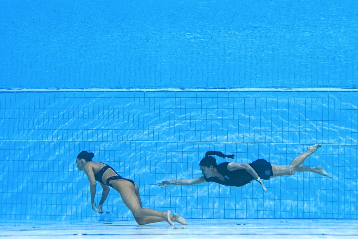 viewsfrance's tweet photo. L’acte héroïque de la coach Andrea Fuentes qui a sauvé sa nageuse artistique Anita Alvarez de la noyade, lors des championnats du monde de natation 2022 📸 https://t.co/JcuEV4plNa