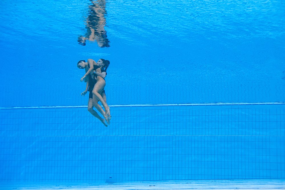viewsfrance's tweet photo. L’acte héroïque de la coach Andrea Fuentes qui a sauvé sa nageuse artistique Anita Alvarez de la noyade, lors des championnats du monde de natation 2022 📸 https://t.co/JcuEV4plNa
