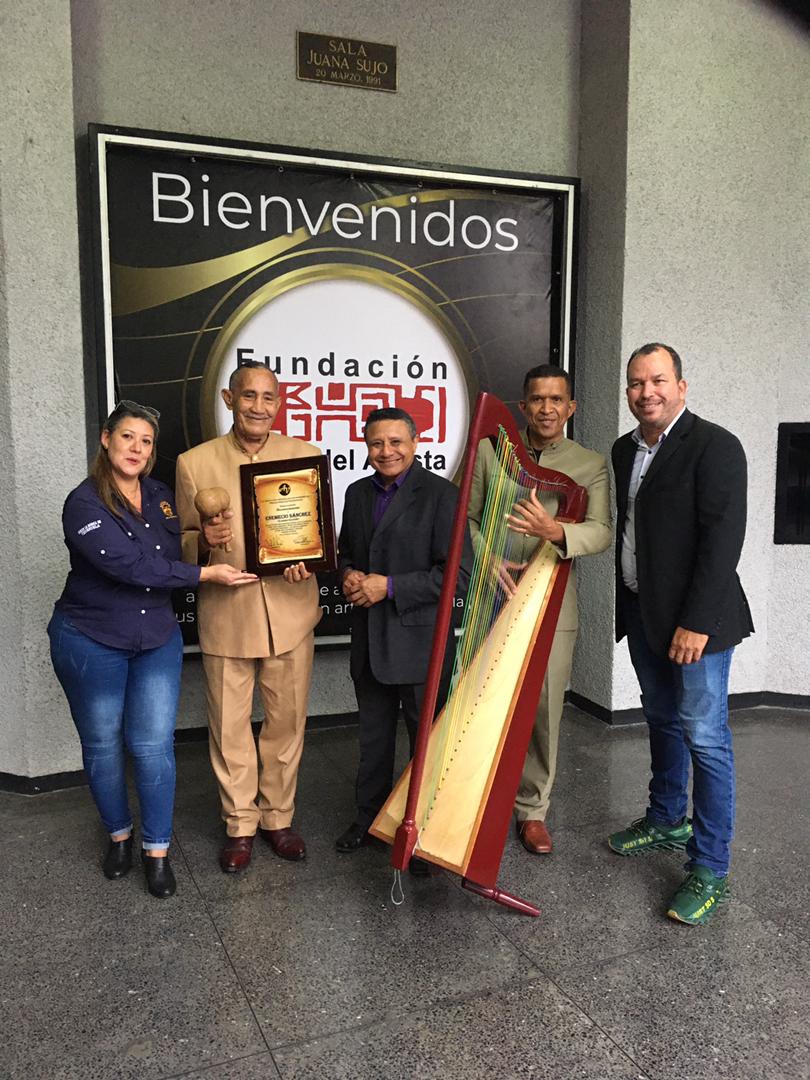 fjdominguezg's tweet photo. @entreautores @cruzteneoe
Una Leyenda Viviente del Joropo Central. Don Enemecio Sánchez
El ganan tacateño, 60 año de vida Artística.@avinpro te acompaña! https://t.co/dExaGz8hDf