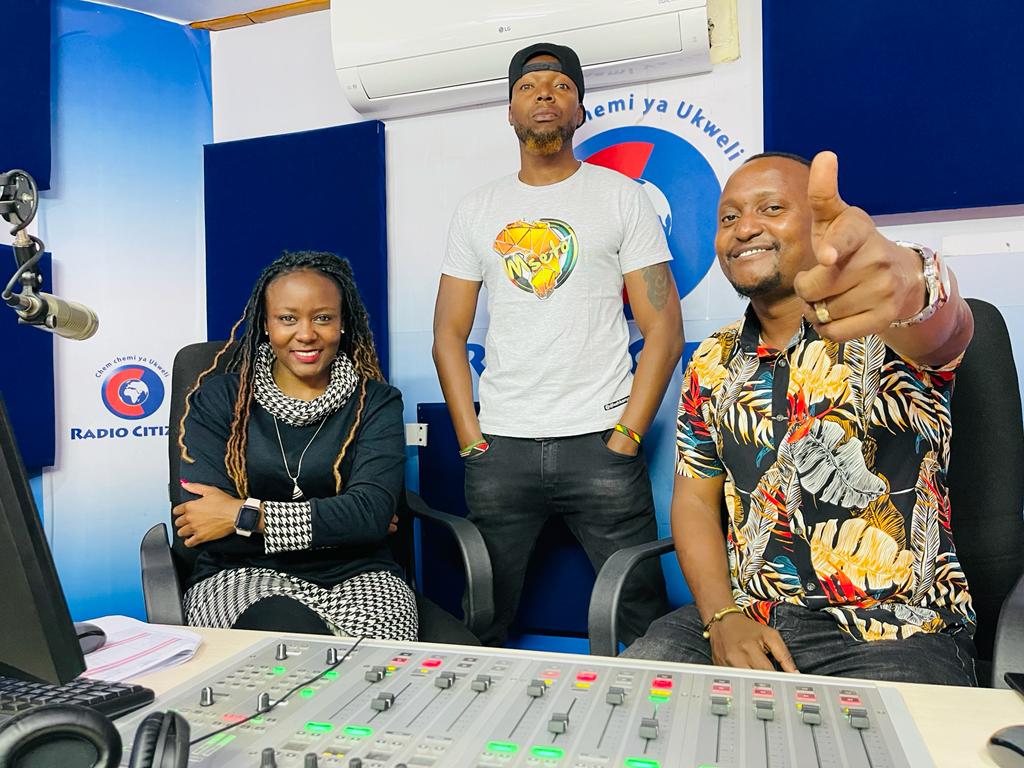 mzaziwillytuva's tweet photo. Join us live on #MsetoTBT 1pm-4pm @RadioCitizenFM as we take you back in to times with some old skool hits | Kwenye #Mseto255 leo #Mauki26 anapiga story na @ChegeChigunda.
@sellyamutabi
@djflashkenya
@MsetoEA https://t.co/E3Z3JgGrtY