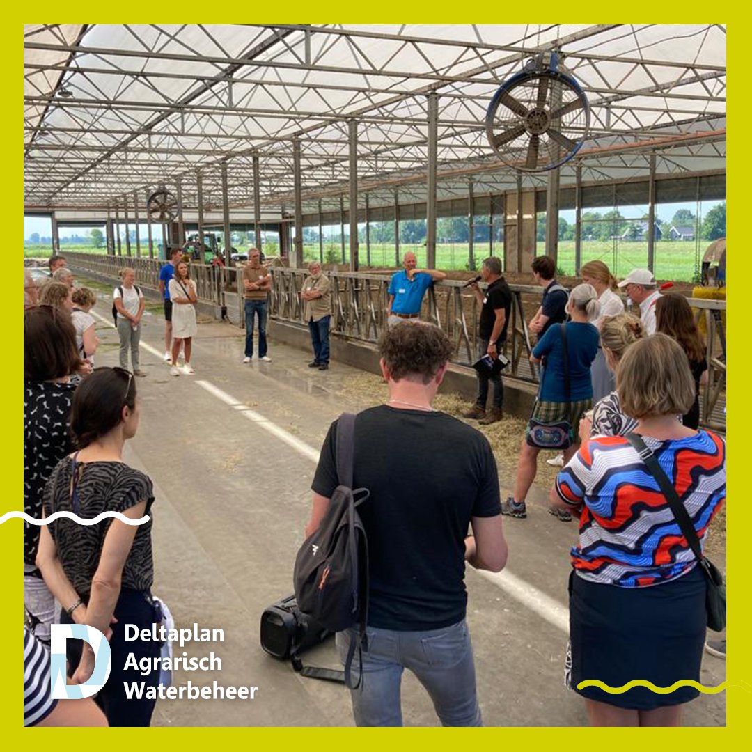 DAW_NL's tweet photo. 🚍| Kennis delen, vragen stellen en in gesprek over water en klimaatadaptatie. De DAW-Klimaatkaravaan is op veldbezoek bij boer Anton van der Ende (Schipluiden) en Marinus de Vries (Stolwijk)!

@MinIenW @minlnv @WUR @HHRijnland @hhdelfland  @hhsenk @LTONoord @Midden_Delfland https://t.co/75DkOdkb40
