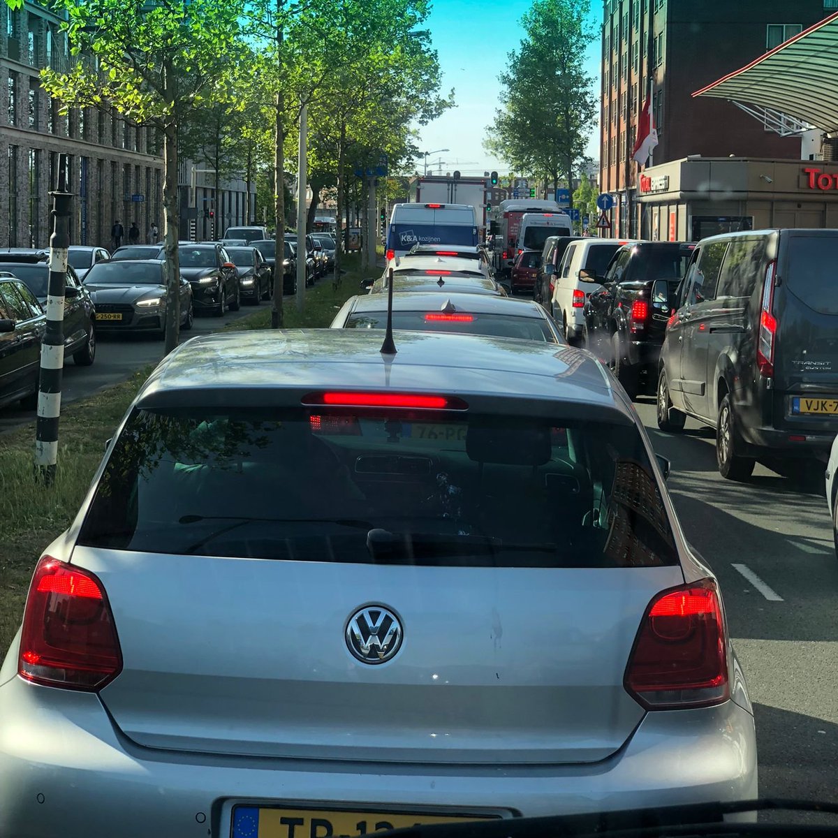 Verkeer bij Neherkade en Vaillantlaan is een groot probleem. Lange files en hulpdiensten die er niet meer langs kunnen. Het CDA @hinkedg vroeg de wethouder zojuist om te komen met maatregelen, in plaats van aannames dat de Neherkade de drukte aan kan. #verkeersdrukte #mobiliteit