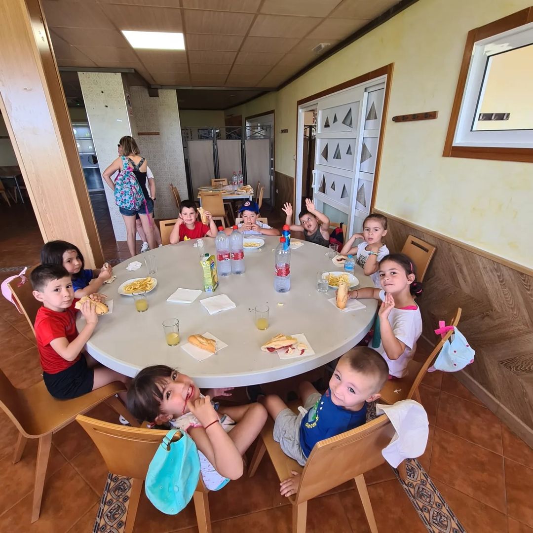 casaslatejera's tweet photo. Los alumnos más peques del CEIP San Blas Elche de la Sierra han visitado La Tejera

✨ Lo han pasado genial con los animales y en la piscina. A nosotros nos ha encantado recibirles y verles disfrutar del complejo ✨ https://t.co/GuuArBfrSw