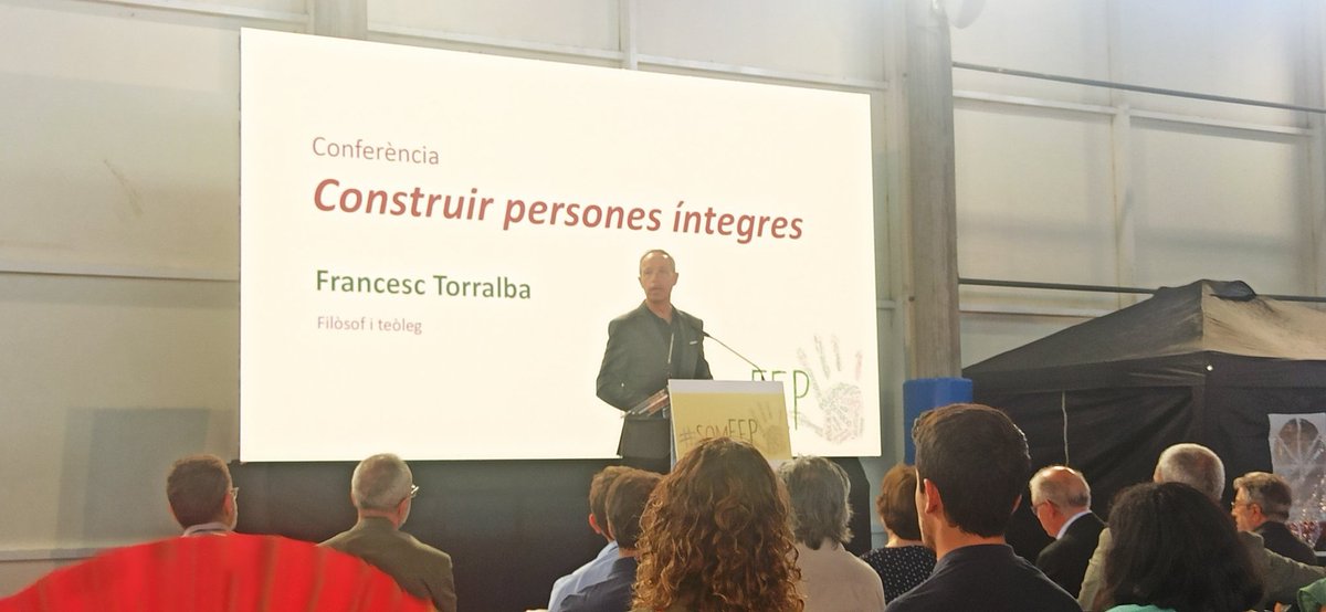 nuriaanguera's tweet photo. Continuem la #JornadadEducadorsFEP amb la Conferència "Construir persones Íntegres" amb @f_torralba, filòsof i teòleg, "Som éssers que podem fer néixer realitats noves".
@escolesFEP #SomFEP #SomDiàleg #SomXarxa #SomDiversitat #SomPaís https://t.co/NPUT2MF6fW