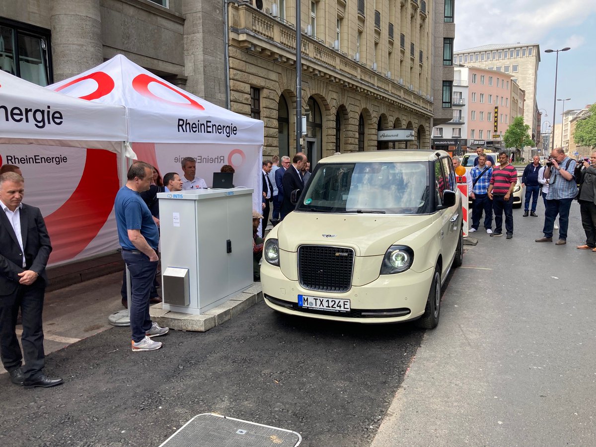 LondonEVCompany's tweet photo. @LondonEVCompany is excited to be a part of an inductive charging project out in Cologne.
This test will look to allow #TX taxis to recharge their batteries without the driver having to leave the vehicle.
#InductiveCharging #TheElectricTaxi https://t.co/RqNA5rx2E5