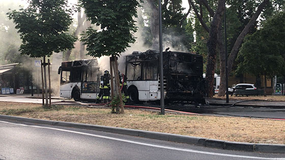 Autobus in fiamme: nessun ferito ilsitodifirenze.it/content/850-au…