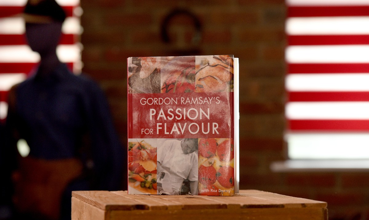 chefworksuk's tweet photo. 🎉 CHEF WORKS UK #COOKBOOKGIVEAWAY 🎉 
as recommended by Chef Works wearer, @Chefkhymia at The Grand Hotel Birmingham. Simply FOLLOW our page, LIKE &amp; RETWEET this post for your chance to #WIN ❤️ competition closes Thursday 30th June 🔥🔥 Good Luck! #UKgiveaway #chef #cheflife https://t.co/scNpjjnpis