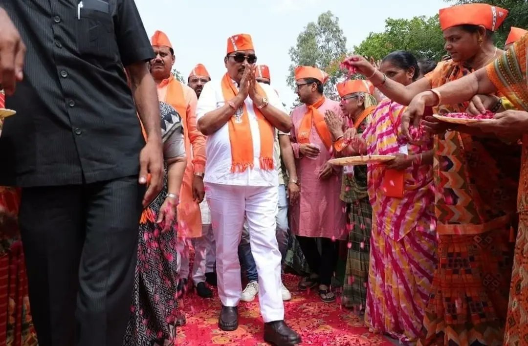 KailashbenGamit's tweet photo. વડીલોને વિનામૂલ્યે તીર્થયાત્રા કરાવવા શિવલાલ આણંદજીભાઈ માકાસણા સેવા ચેરીટેબલ ટ્રસ્ટ દ્વારા સુરેન્દ્રનગર ખાતે આયોજિત ' અટલ યાત્રા'ને આજરોજ પ્રદેશ અધ્યક્ષ શ્રી સી આર પાટીલે પ્રસ્થાન કરાવ્યુ. https://t.co/KJlbUets77